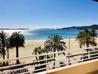 Appartement T3 lumineux traversant totalement neuf en face de la plage Front de mer vue sur les iles Vue mer panoramique assurée Résidence de la plage centre ville du Lavandou 3eme étage avec ascenseur Appartement T3 - Ferienwohnung Le Lavandou