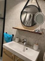 Tweepersoonskamer met 2 Aparte Bedden en Eigen Badkamer