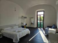 Habitación con cama extragrande y bañera de hidromasaje