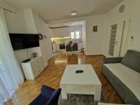 Villa Tamara with garden and river view - free private parking & garage - B&B Mostar