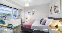 Modern 2 Bed Apartment on Edge of City Centre, 2xFREE Private Parking, Ground Floor & Private Entrance in Quiet Neighbourhood - B&B