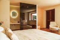 Habitación con cama extragrande y vistas al jardín