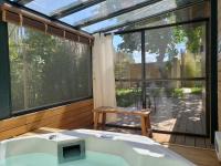 Le mazet des amants, cabane en bois avec jacuzzi privatif - B&B Avignon