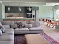 Oeiras Villa, Pool and Jacuzzi - B&B Lisbon