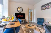 Luxury 4 Bed House Near Birmingham Sleeps 10 Free Parking Fast WiFi - Bed and Breakfast Birmingham