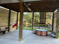 Bay Breeze Bliss-Hot Tub, Bar and Canal 5mi to Beach - Ferienwohnung