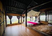Chambre Lit Queen-Size avec Salle de Bains Commune 