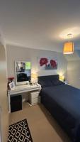 B&B Warrington - Ensuite Double Bedroom in a 2 bed Spacious Apartment - Bed and Breakfast Warrington