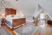 Zimmer mit Queensize-Bett und Whirlpool-Badewanne