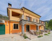 267 - Casa Paradise B1, nel verde di Casarza a 15 minuti d'auto dal Mare - PARCHEGGIO PRIVATO INCLUSO - B&B