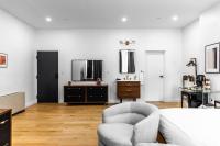 DTWN Historic Hotel, West Market Square View, King Bed, Room # 200 - Chambres d'hôtes Bangor