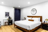 King Bed , DTWN, 50 in Roku TV , Fiber Internet, Room # 203 - B&B