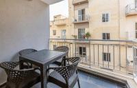 Spacious 3BD Family Apartment with Terrace - by HostMT - Chambres d’hôtes San Pawl il-Baħar