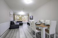 B&B Raynes Park - Stylish 2BR Retreat - Near Station, Free Parking - Bed and Breakfast Raynes Park