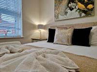 Chic Luxury Serviced Apartment next to City Centre with Free Parking - Contractors & Relocators - B&B Coventry