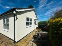 Cherry Bungalow Guesthouse - B&B