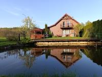 Domek nad stawem z balią i sauną - B&B