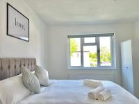 Long Term Comfort - Modern 3BR Retreat with Free Parking & WiFi - B&B Enfield Lock