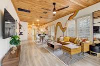 The Retro Retreat - Close to Downtown, Fort Sam - B&B San Antonio