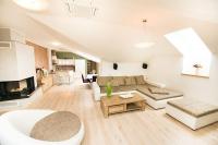 Glamorous Jacuzzi Loft Apartment with Roof Terrace - B&B Košice