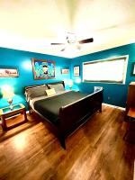 Family Friendly Downtown Home - Private Yard & Grill - Location, Location, Location! - Chambres d’hôtes