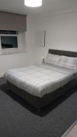 Triple room in Basement with Window Free Street Parking Near LFC - B&B Liverpool