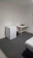 Triple room in Basement with Window Free Street Parking Near LFC - B&B Liverpool