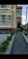 Triple room in Basement with Window Free Street Parking Near LFC - B&B Liverpool