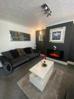 B&B Burton-on-Trent - The Brook House - Spacious 3 Bed Home From Home - Bed and Breakfast Burton-on-Trent