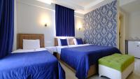 Zimmer mit Kingsize-Bett und Balkon