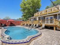 Historic Savannah Gold Private Condo with Pool - 2bed, 1&half bath, Sleeps 6, 1st Floor, 15 Min Walk To Historic Savannah Center And All Attractions - B&B