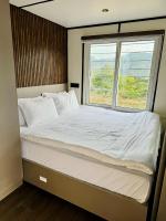 The Jade Highlands Mountain View Container Studio Room - B&B Kodaikānāl