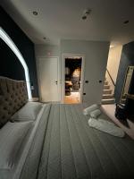 Studio - Split Level