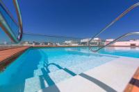 Centric modern top floor apartment with terrace, sea view and parking Top quality beds - Chambres d’hôtes
