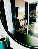 Luxury villa with breathtaking view & hot tub, middle of Golden Circle , Smart home lights & electronics for comfort - Chambres d'hôtes Reykholt
