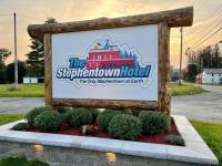 The entire Stephentown Hotel. 28 person occupancy - B&B