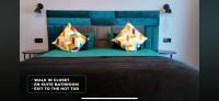 Luxury villa with breathtaking view & hot tub, middle of Golden Circle , Smart home lights & electronics for comfort - Bed and Breakfast Reykholt