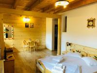 Habitación con cama extragrande y balcón