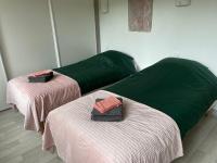 Grande Maison en Bord de l'Eau avec Jardin - 6 Chambres, Proche Commerces - FR-1-410-442 - Chambres d'hôtes La Chartre-sur-le-Loir