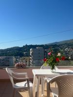 B&B Gjirokastër - Flower Terrace Apartment - Bed and Breakfast Gjirokastër