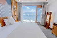 Zimmer mit Kingsize-Bett und Meerblick