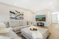 Bright 4 BR Family Home , Sleeps 8, Near Wonderland and Vaughan Mills - Ferienwohnung Vaughan