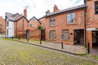 Rustic Chester Cottage Near Shops & Terrace - B&B