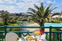 LocaLise - A18 - Appartement avec balcon - Petite vue mer à travers le palmier - Piscine de avril à septembre - Wifi inclus - Animaux admis - Draps inclus - Parking inclus - B&B Guilvinec