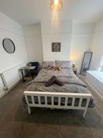 Private Double Bedroom w Microwave, kettle & Smart TV - Chambres d’hôtes