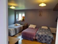 Basic Triple Room with Shared Bathroom