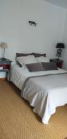 Zimmer mit Kingsize-Bett und Gartenblick.