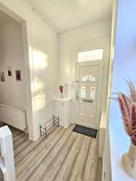 Spacious Haven with Free Parking - B&B