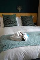 Zimmer mit Kingsize-Bett und Hafenblick


