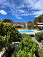 Duplex avec piscine, parking et proche des plages - B&B Fréjus